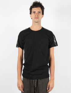 Tee-shirt ISAAC SELLAM en coton à bandes métalliques épaules en noir automne-hiver 2022